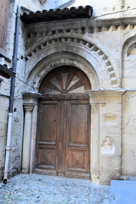 Eglise Saint-Barnard, ancienne collégiale : Portail d'accès latéral nord, vue générale