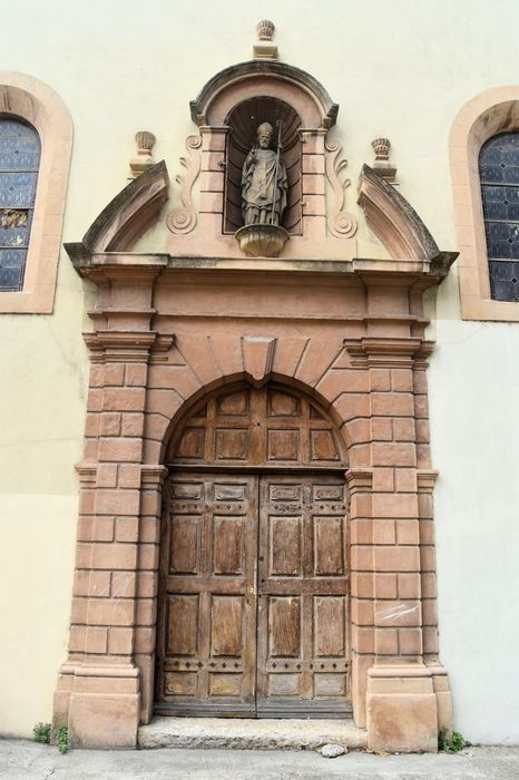 Ancienne chapelle des Capucins, dépendant actuellement de la Direction Départementale de l'Equipement de la Drôme : Portail est, vue générale