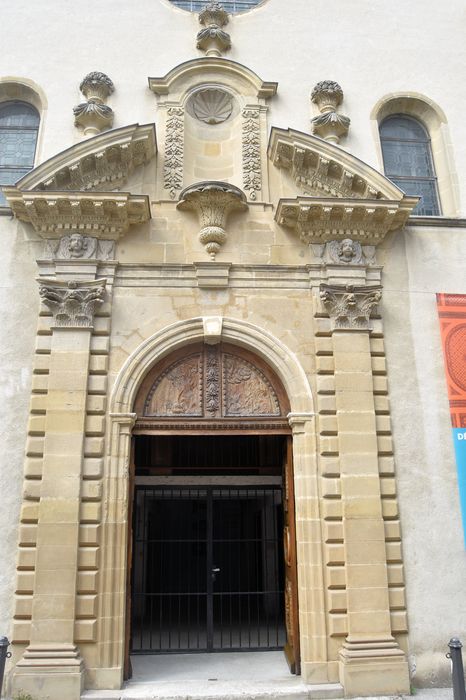 Chapelle des Cordeliers (ancienne) : Portail sud, vue générale