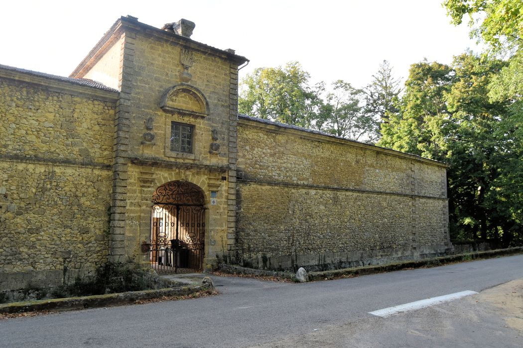 Château du Bourg : Communs, façade est, vue partielle