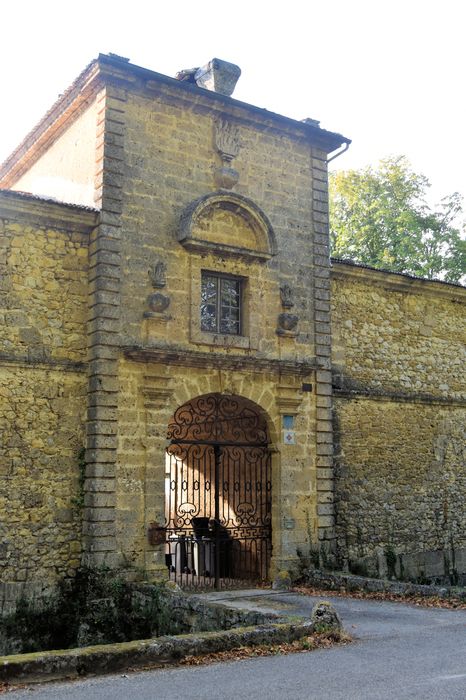 Château du Bourg : Communs, façade est, vue partielle