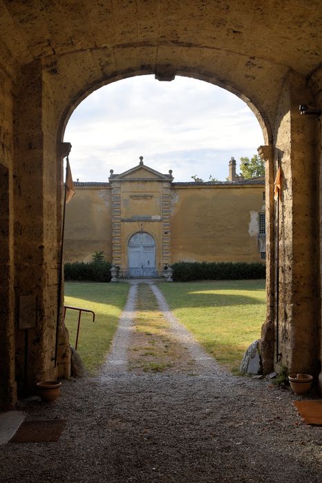 Château du Bourg : Façade est depuis le passage des communs, vue partielle