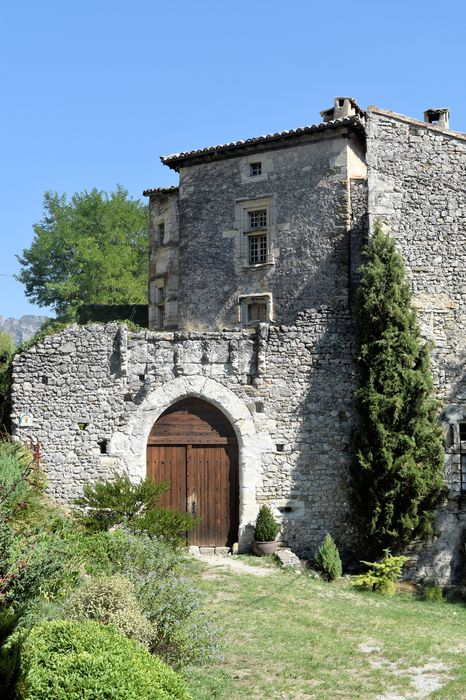 Donjon de Lastic : Portail d'accès ouest, vue générale