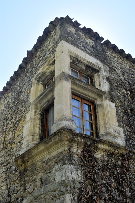 Donjon de Lastic : Détail de la baie d'angle nord-est