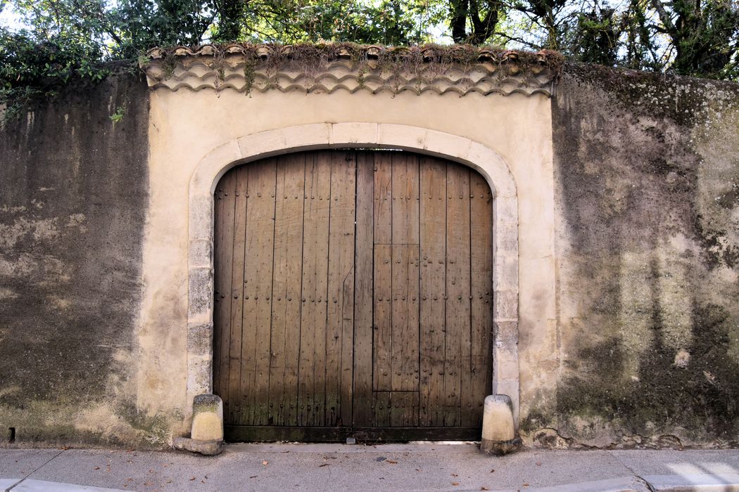 Maison Reux : Portail d'accès au jardin, vue générale