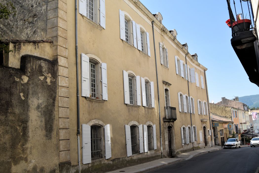 Maison Reux : Façade sur rue, vue générale