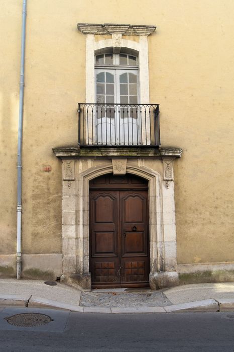 Maison Reux : Porte d'accès sur rue, vue générale