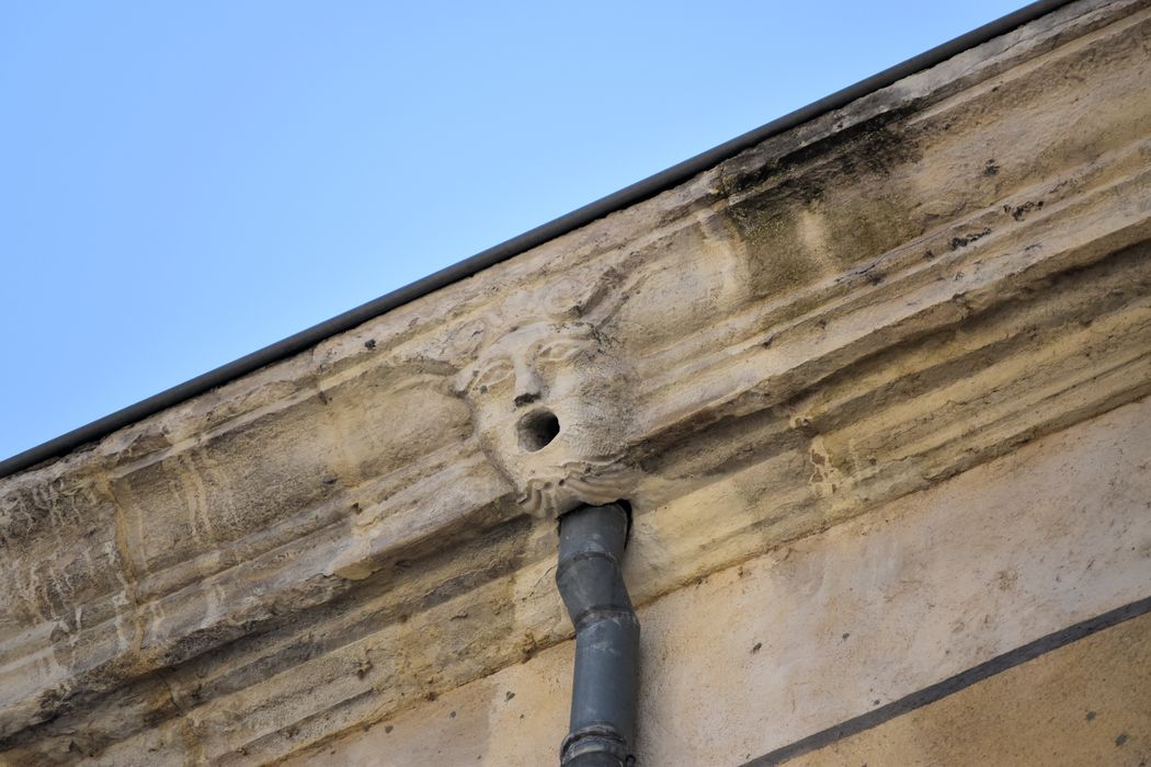 Maison Reux : Façade sur rue, détail de la corniche