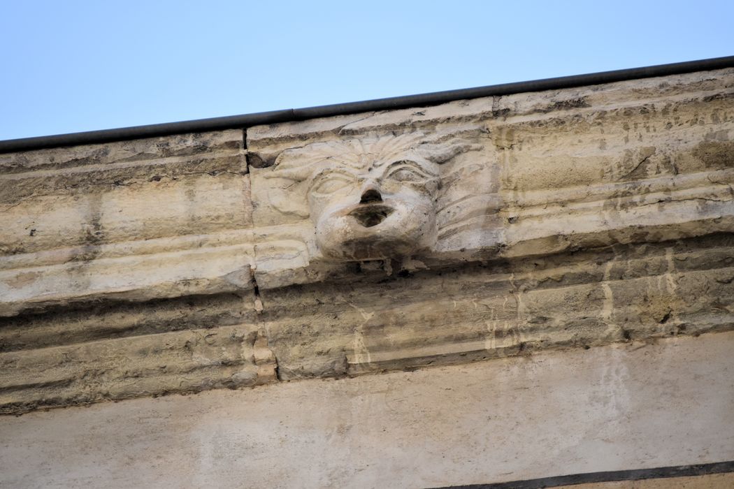 Maison Reux : Façade sur rue, détail de la corniche