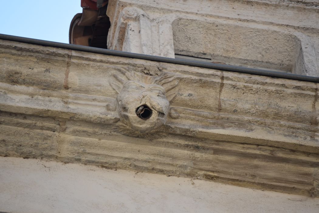 Maison Reux : Façade sur rue, détail de la corniche