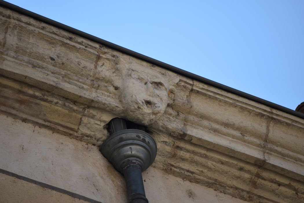 Maison Reux : Façade sur rue, détail de la corniche