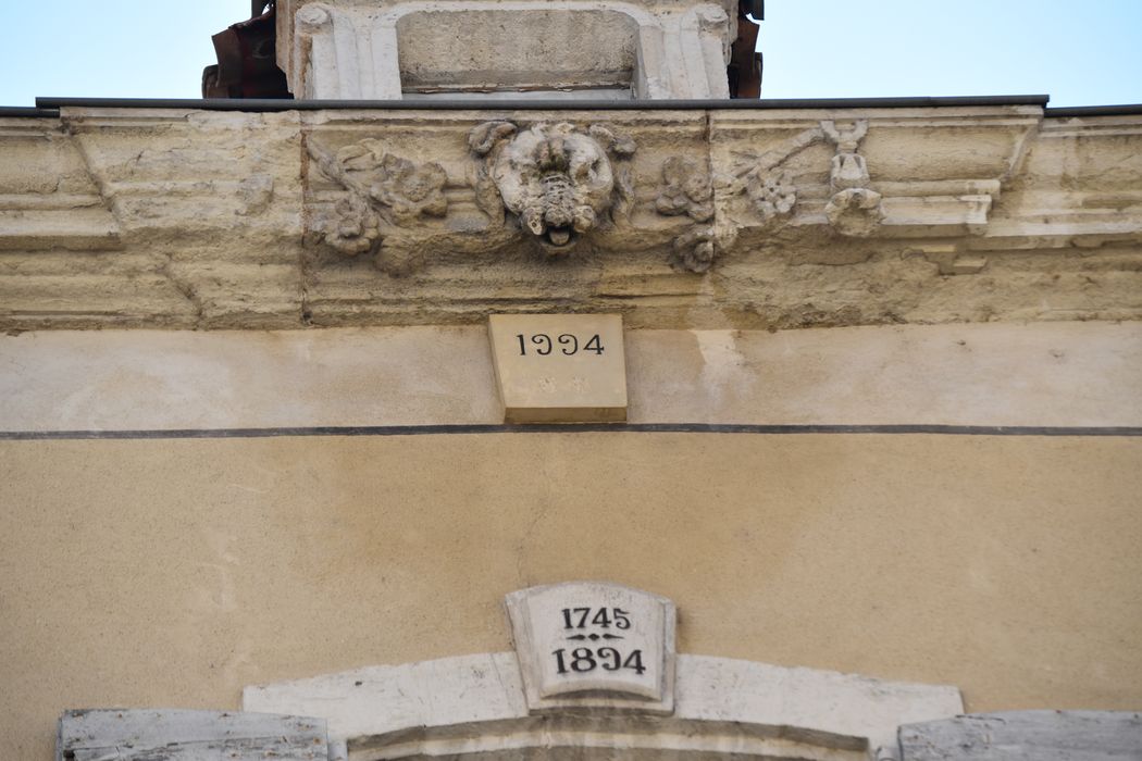 Maison Reux : Façade sur rue, détail de la corniche