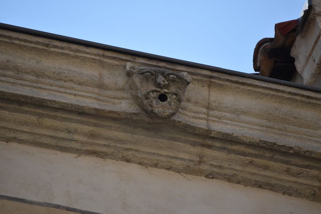 Maison Reux : Façade sur rue, détail de la corniche