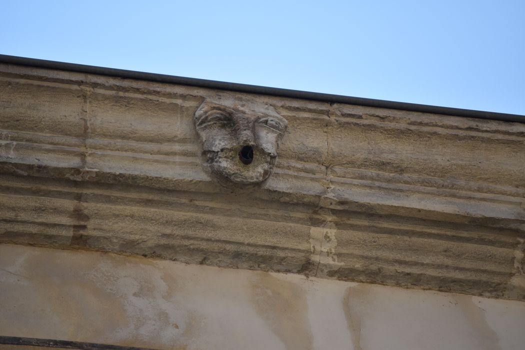 Maison Reux : Façade sur rue, détail de la corniche