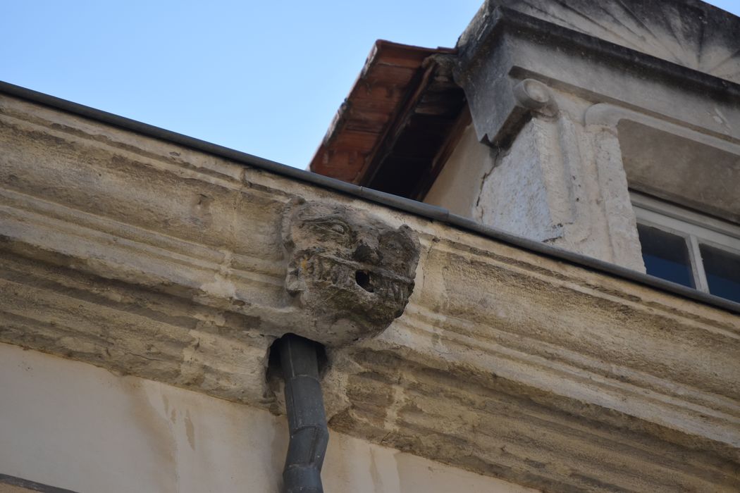 Maison Reux : Façade sur rue, détail de la corniche