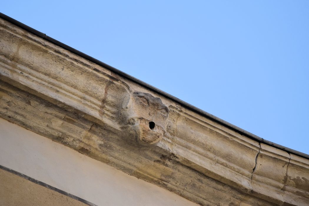 Maison Reux : Façade sur rue, détail de la corniche