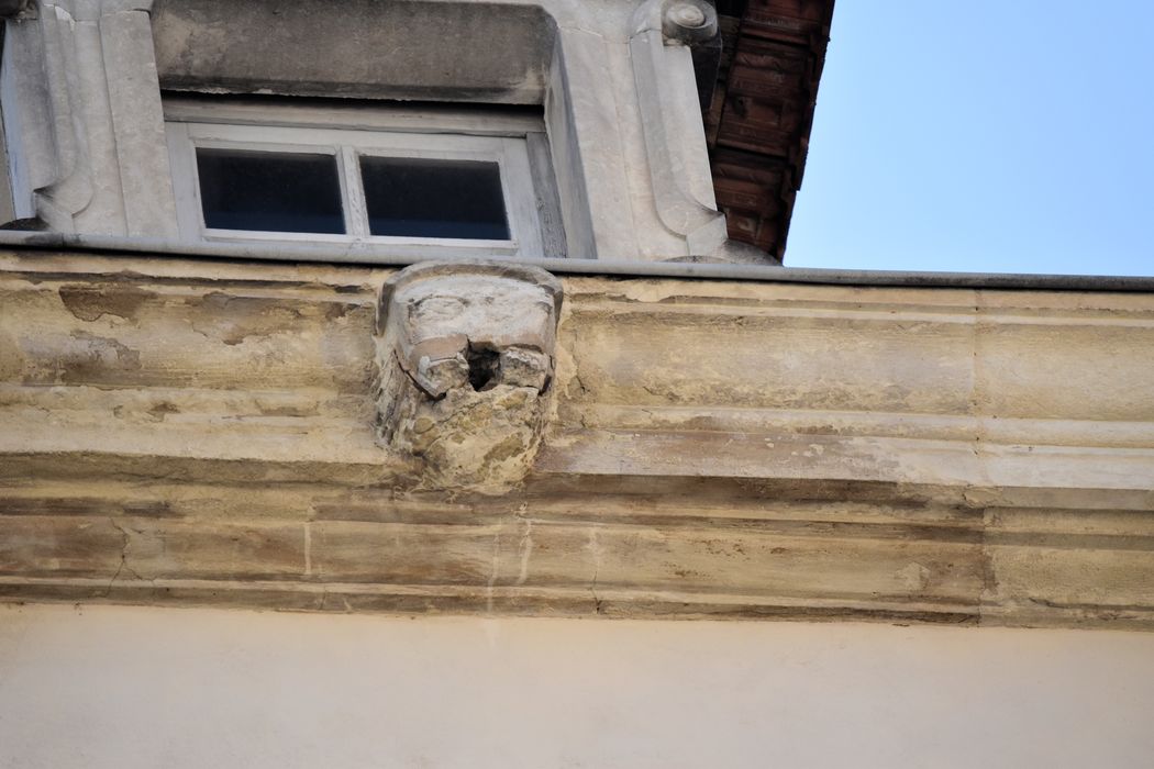 Maison Reux : Façade sur rue, détail de la corniche