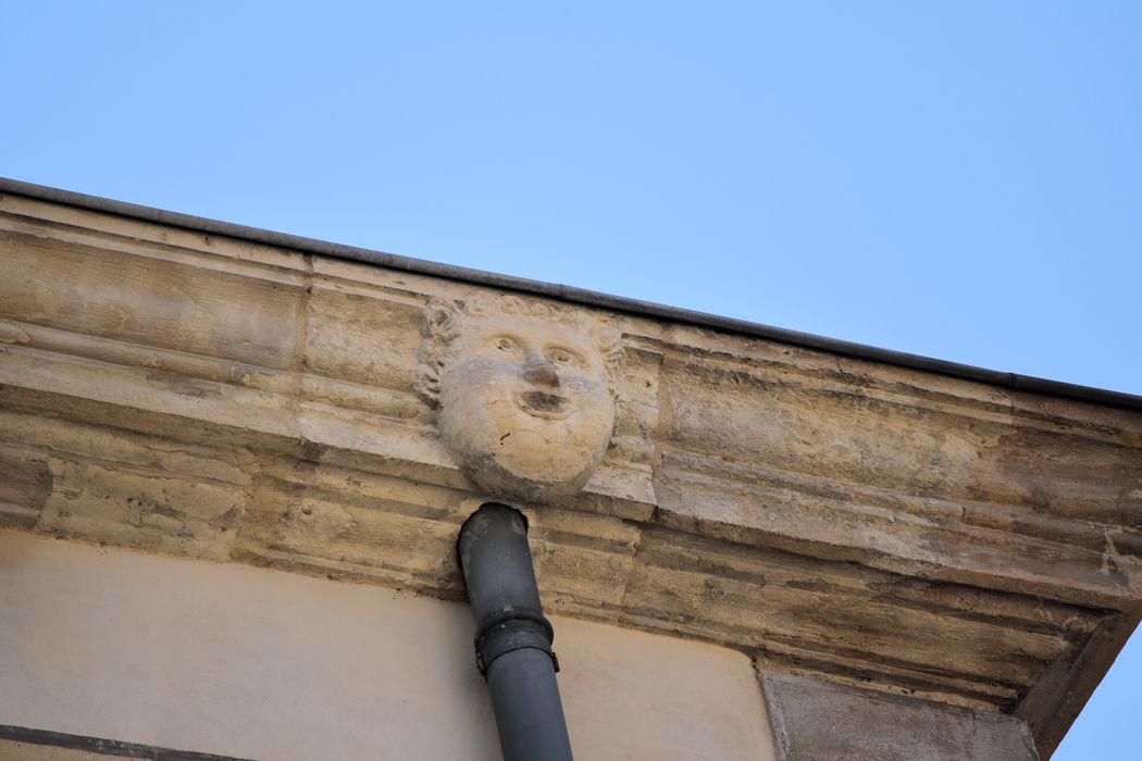 Maison Reux : Façade sur rue, détail de la corniche