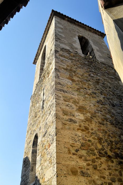 Eglise Saint-Pierre (vieille) : Clocher, élévations sud et est, vue partielle