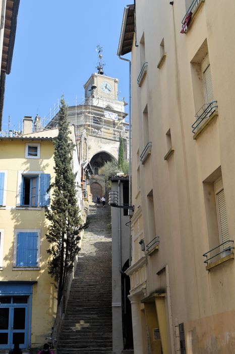 Chapelle des Cordeliers (ancienne) : Vue partielle de la chapelle depuis le bas du grand escalier au Sud