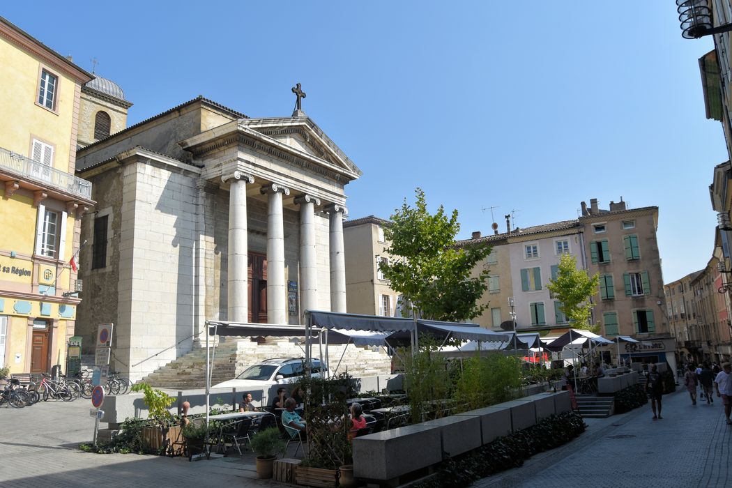 Eglise Saint-Sauveur : Façade sud, vue générale