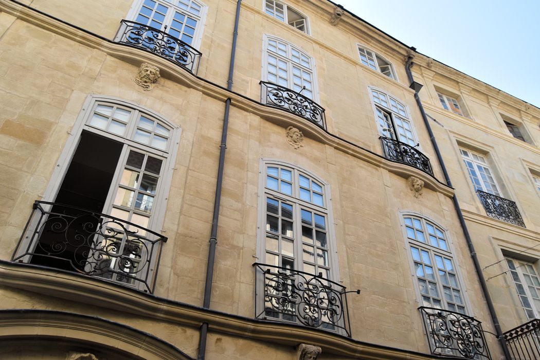 Ecole maternelle : Façade sur rue, vue partielle