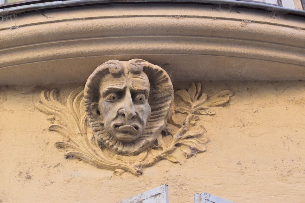 Ecole maternelle : Façade sur rue, détail d'un mascaron