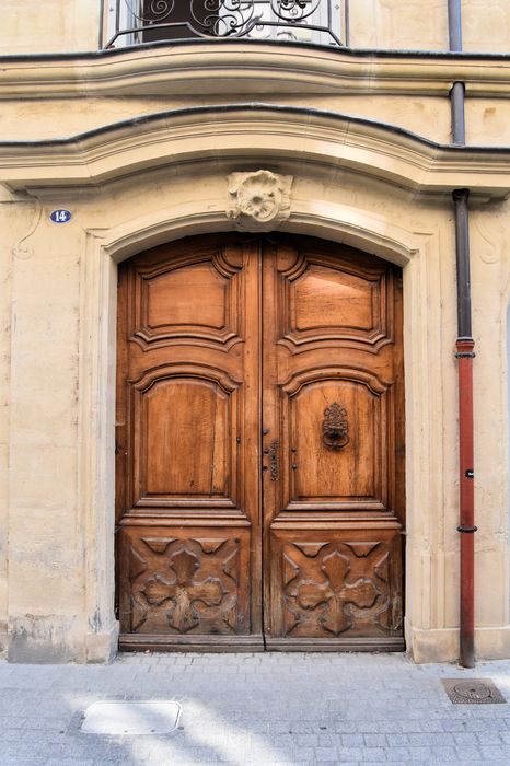 Ecole maternelle : Porte d'accès sur rue, vue générale