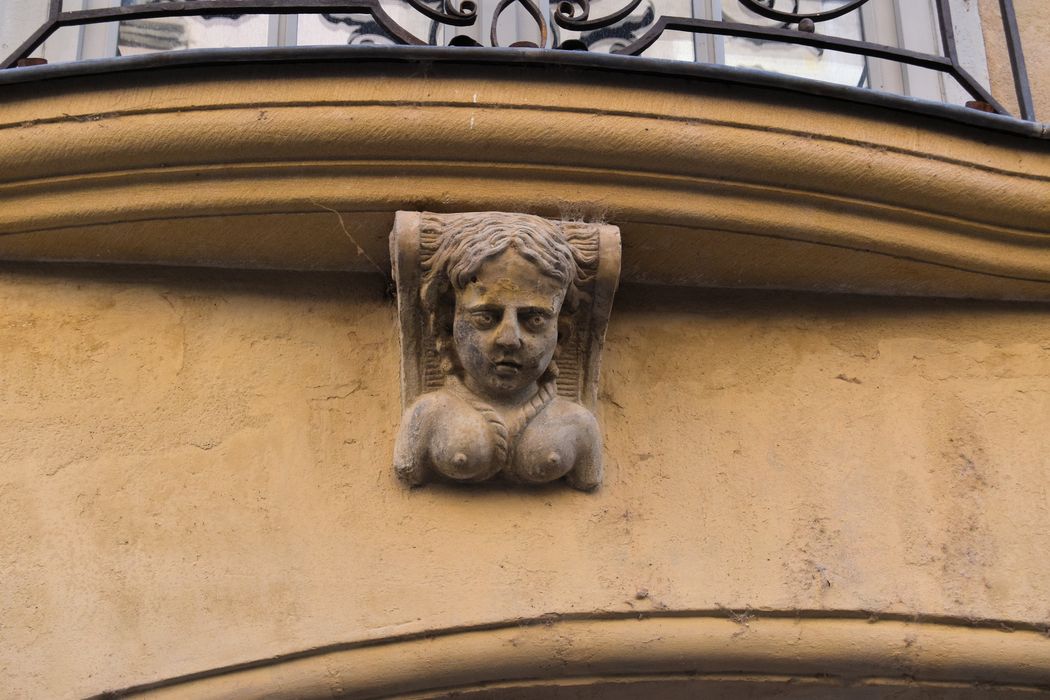 Ecole maternelle : Façade sur rue, détail d'une console