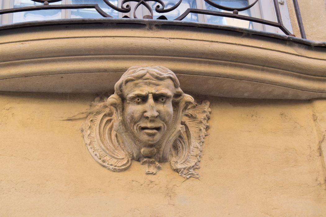 Ecole maternelle : Façade sur rue, détail d'une console