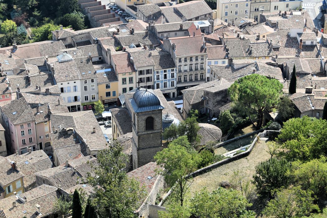 Chapelle des Cordeliers (ancienne) : Vue partielle des toitures de la chapelle dans son environnement urbain