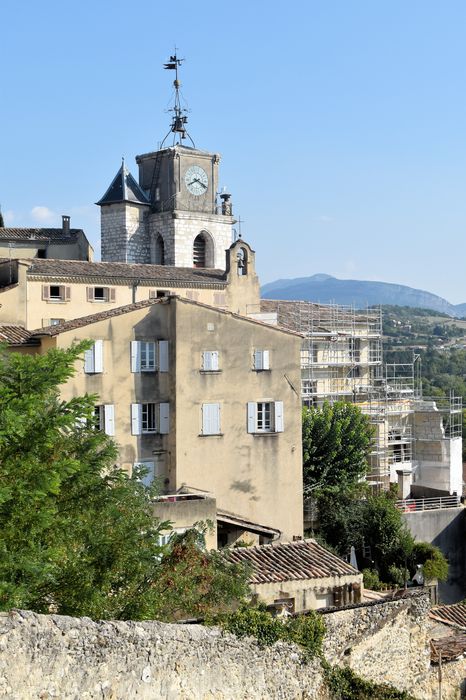 Chapelle des Cordeliers (ancienne) : Vue partielle de la chapelle dans son environnement urbain depuis l'Ouest