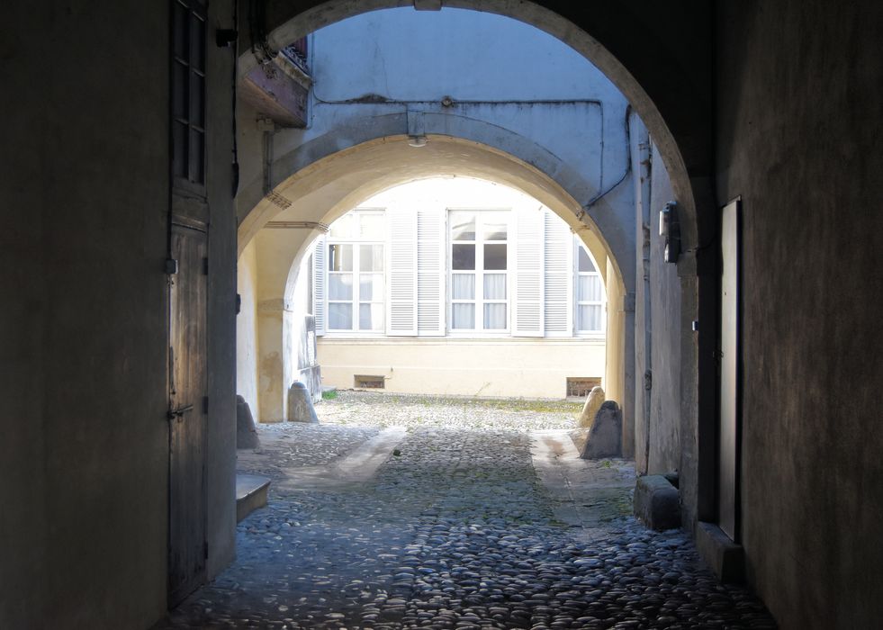 Hôtel de Pluvinel (ancien) : Passage couvert menant à la cour, vue générale