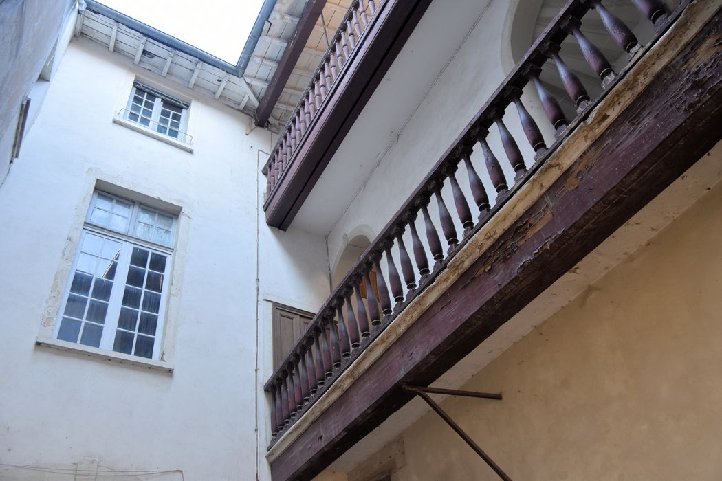 Hôtel de Pluvinel (ancien) : 1ère cour, vue partielle des façades