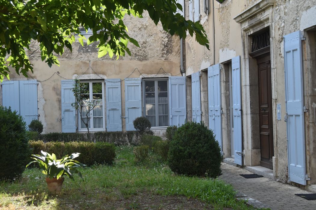 Presbytère : Façade sur cour, vue partielle