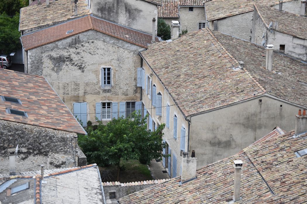 Presbytère : Vue générale du presbytère dans le tissu urbain depuis le sommet du clocher de l'ancienne cathédrale