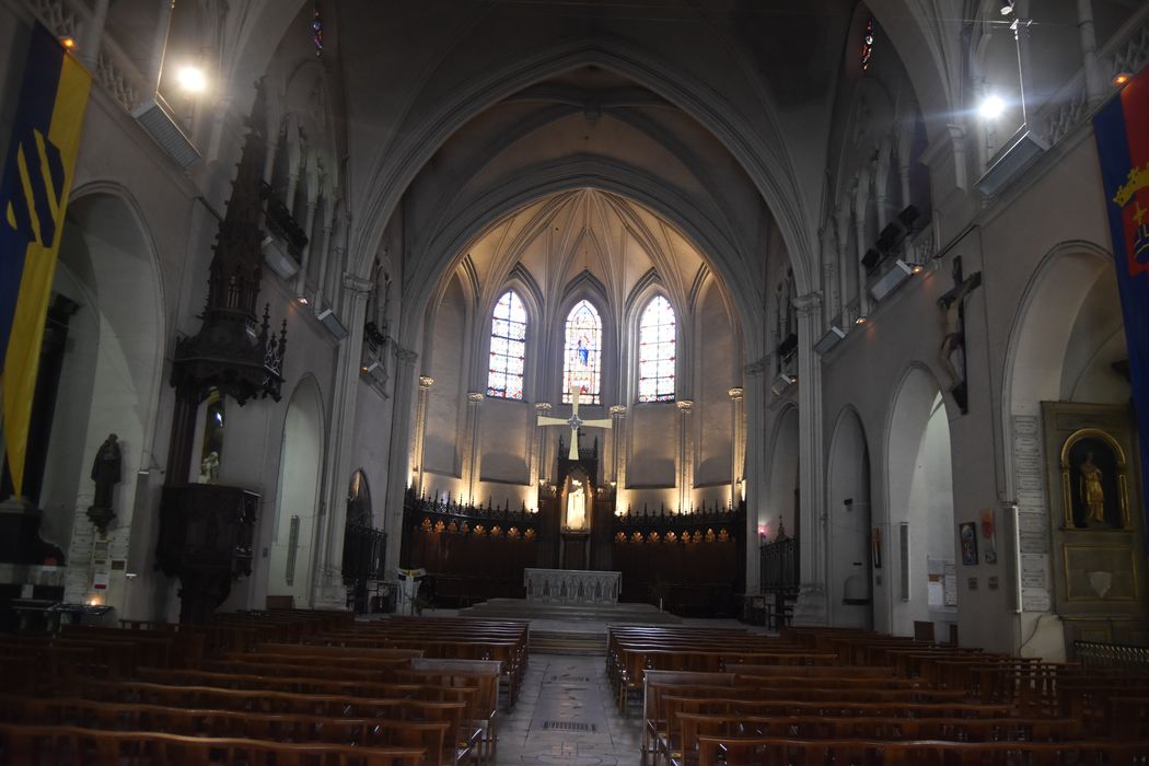 Collégiale Sainte-Croix : Nef, vue générale