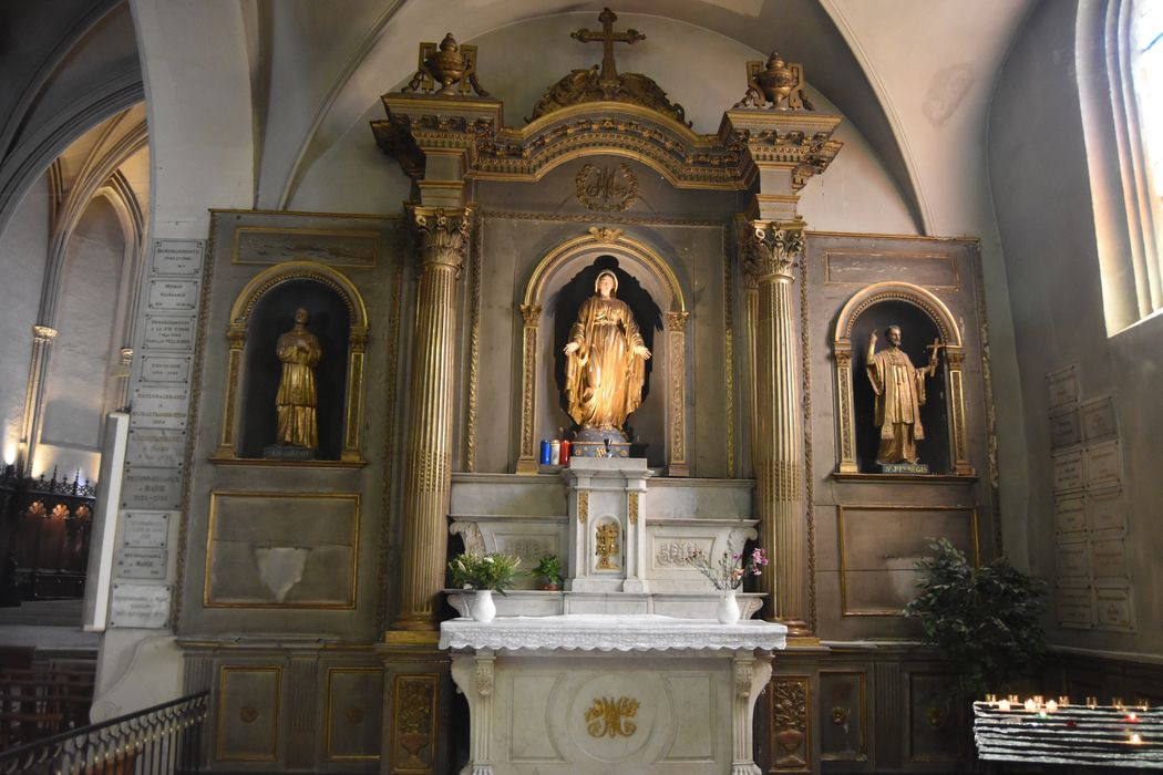 Autel de la chapelle sud, retable et lambris de revêtement