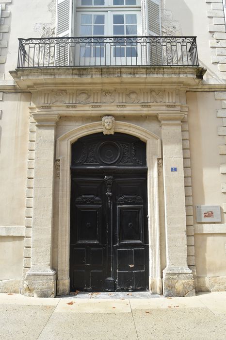 Hôtel du Puy-Montbrun : Porte d'accès sur rue, vue générale