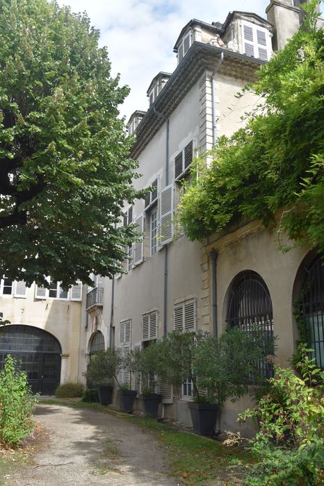 Hôtel du Puy-Montbrun : Façade sur jardin, vue partielle