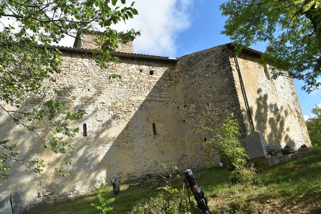 Eglise Saint-Pierre : Façade latérale sud, vue partielle