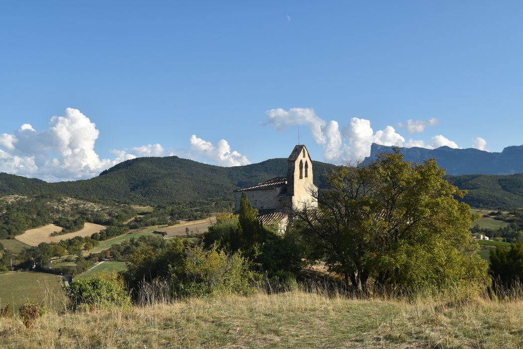 Eglise Saint-Marcel : Vue partielle de l'église dans son environnement depuis le Nord