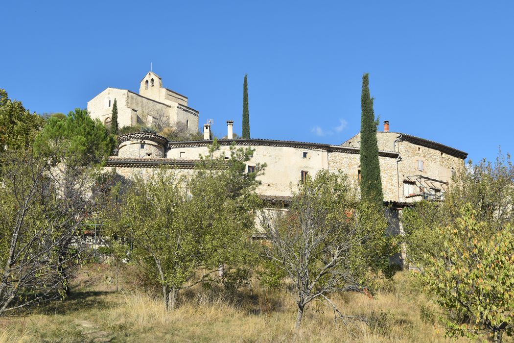 Eglise Saint-Marcel : Vue générale de l'église dans son environnement depuis le Sud-Ouest