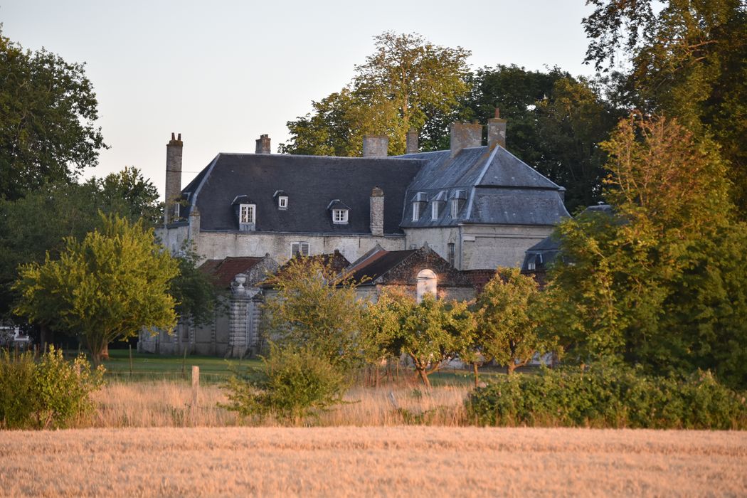 Château de Salperwick : Vue partielle du château dans son environnement depuis le Nord