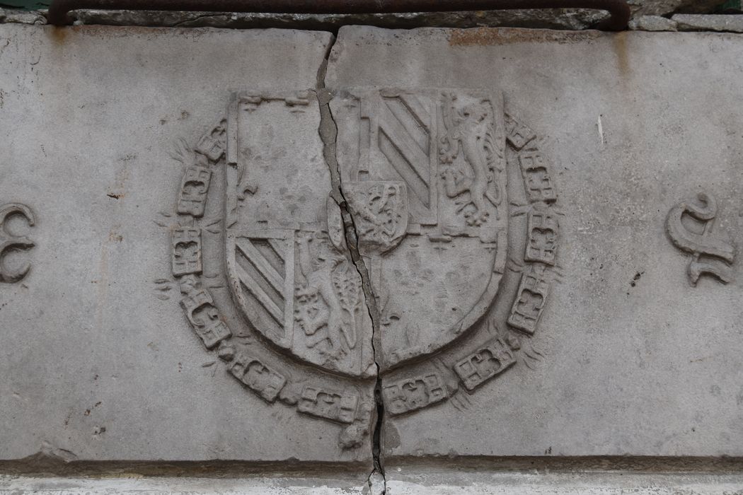 Moulin : Porte d'accès ouest, détail du linteau armorié