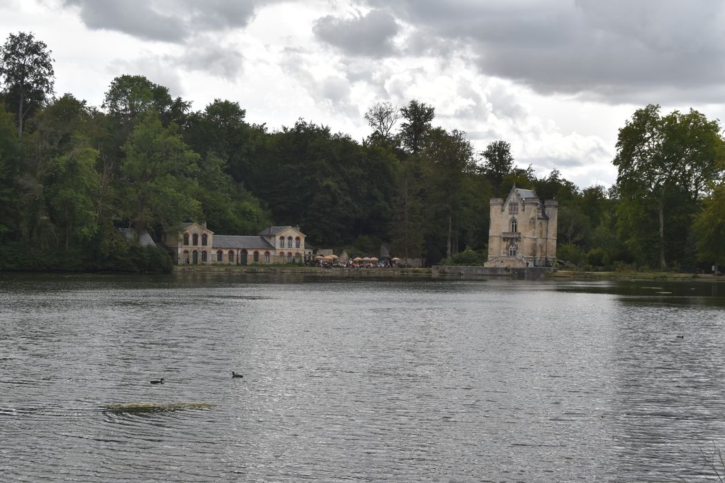 Château de la Reine Blanche : Vue générale du château dans son environnement depuis le Nord-Est