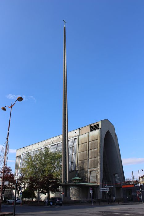 Eglise Sainte-Thérèse-de-l'Enfant-Jésus : Ensemble nord-est, vue générale