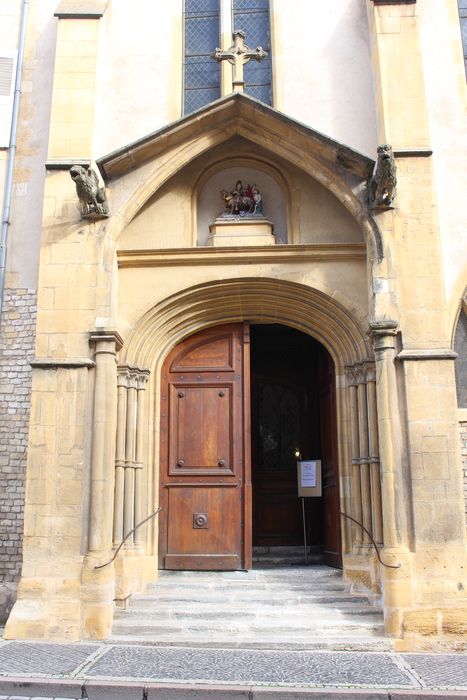 Eglise Saint-Martin : Portail d'accès ouest, vue générale