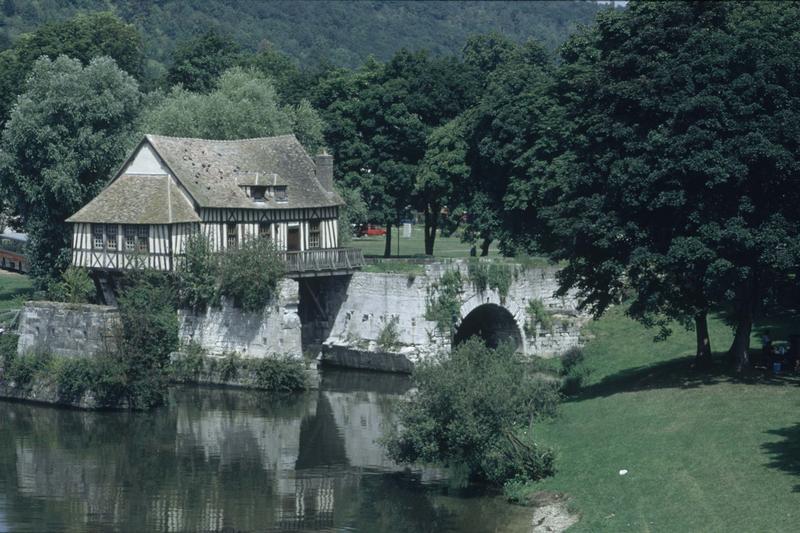 L'ancien moulin sur les arches du vieux-pont sur la Seine