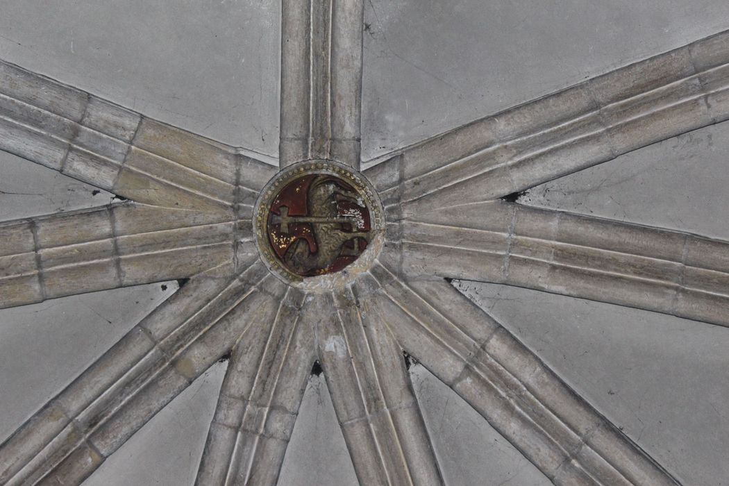 Eglise Saint-Maximin : Choeur, détail de la clef de voûte